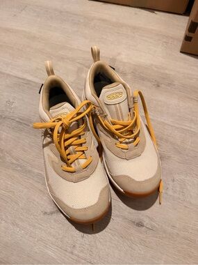 Keen Women's Beige Sneakers with Yellow Laces